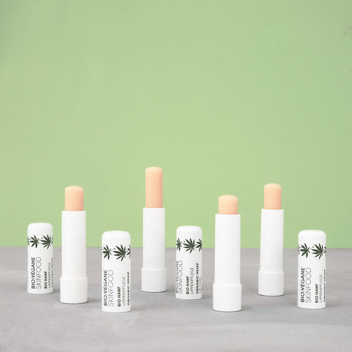 Lippenpflege - Stifte der Bio Hanf Lippenpflege geöffnet auf einem Bild
